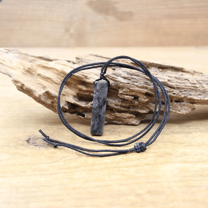 Collier en corde noire avec pendentif en pierre semi-précieuse – Image 3