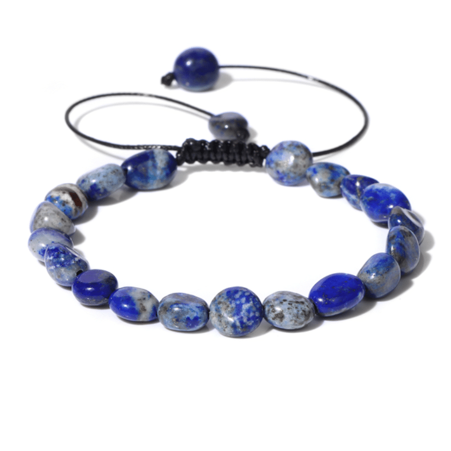 Bracelet en pierre naturelle lisse avec corde noire sur fond blanc