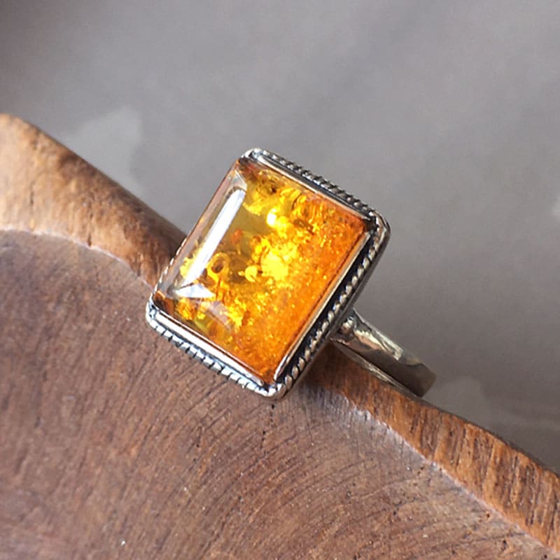 Bague en argent avec pierre carrée en ambre – Image 2