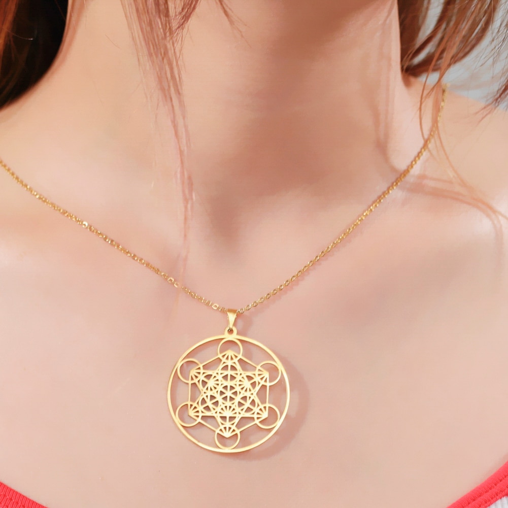 Collier Pierre Naturelle avec Pendentif à Design Géométrique en Acier Inoxydable autour du cou d'une femme