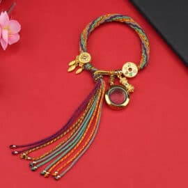 Bracelet Bouddhiste Réglable en Acier Inoxydable sur fond rouge