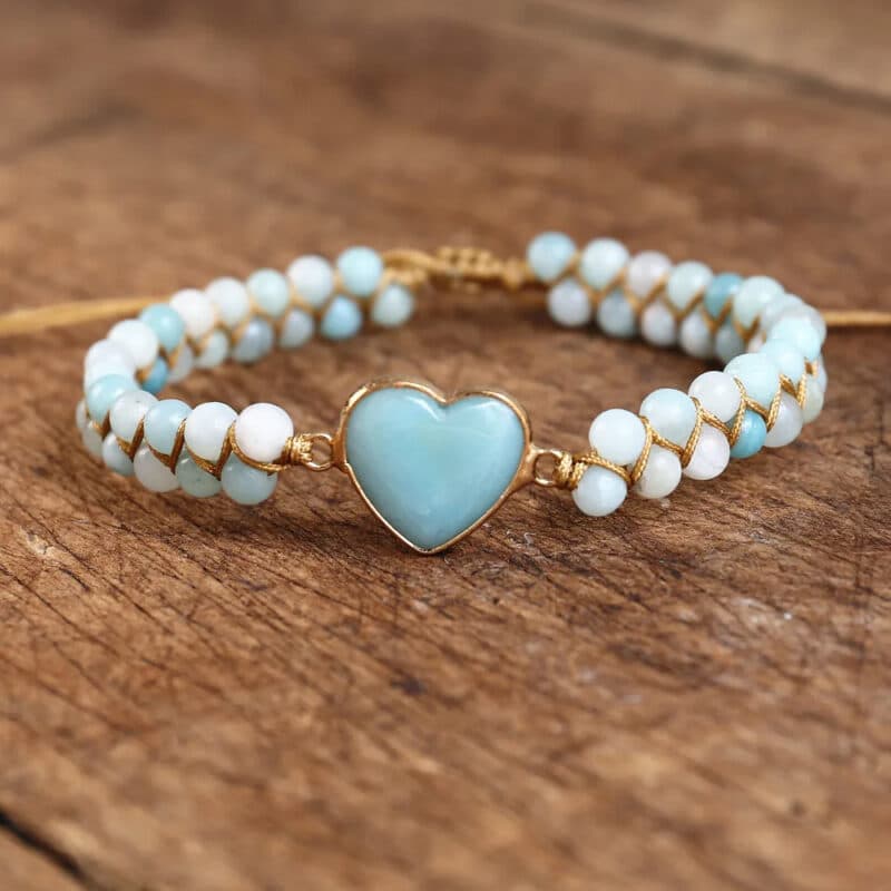 Bracelet Confiance et Harmonie avec Coeur et Perles d'Amazonite sur fond marron