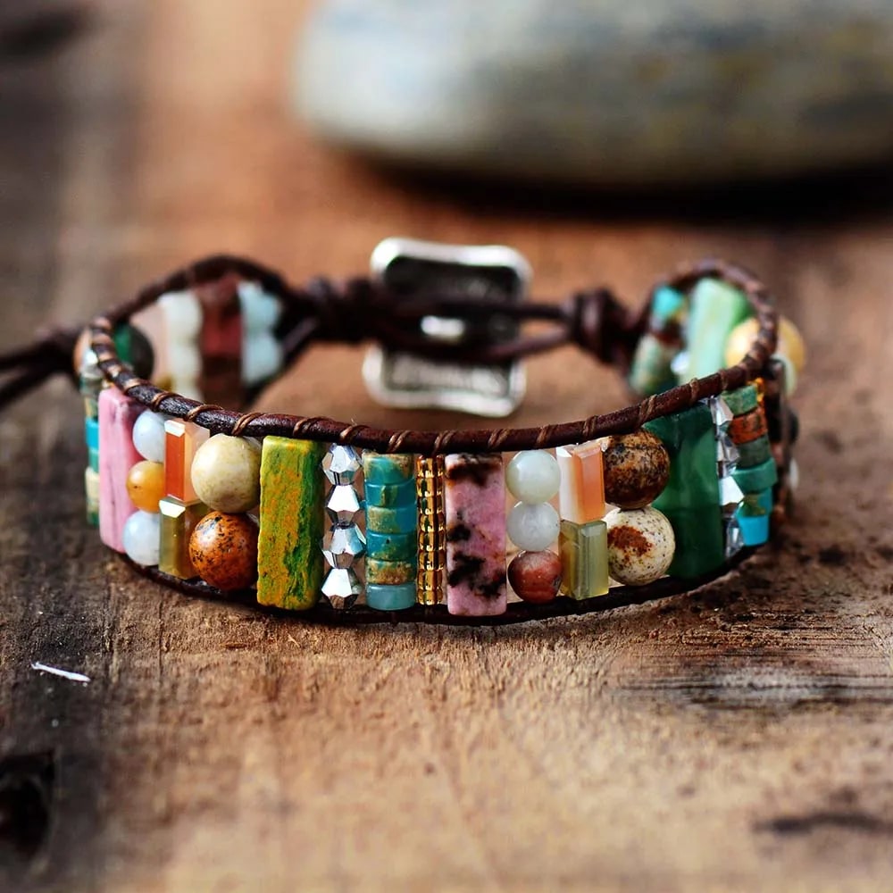 Bracelet Confiance et Harmonie de Style Bohème en Cuir sur fond beige flouté