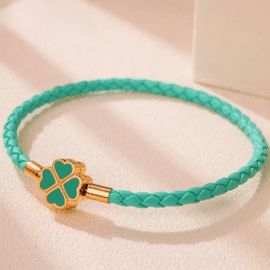 Bracelet Porte Bonheur Tressé en Cuir avec Trèfle à Quatre Feuilles sur fond rose