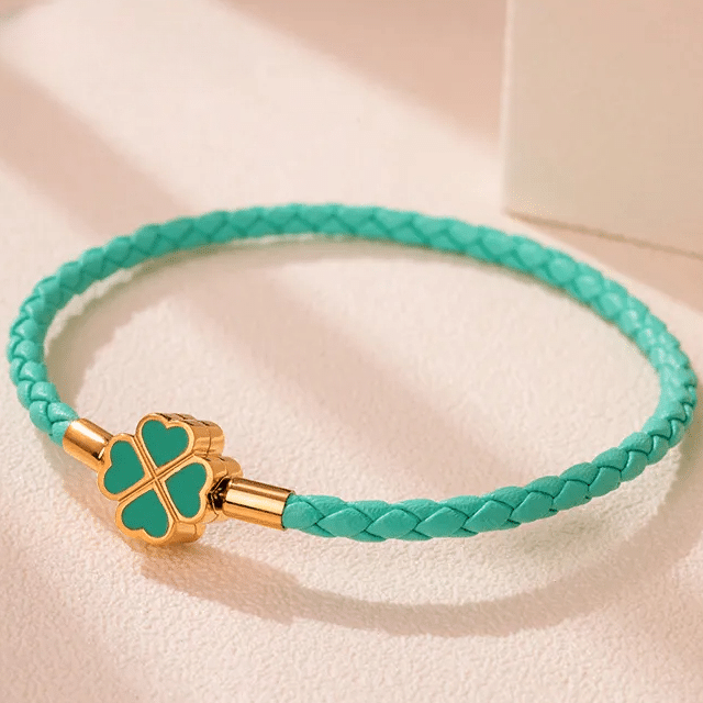 Bracelet Porte Bonheur Tressé en Cuir avec Trèfle à Quatre Feuilles sur fond rose