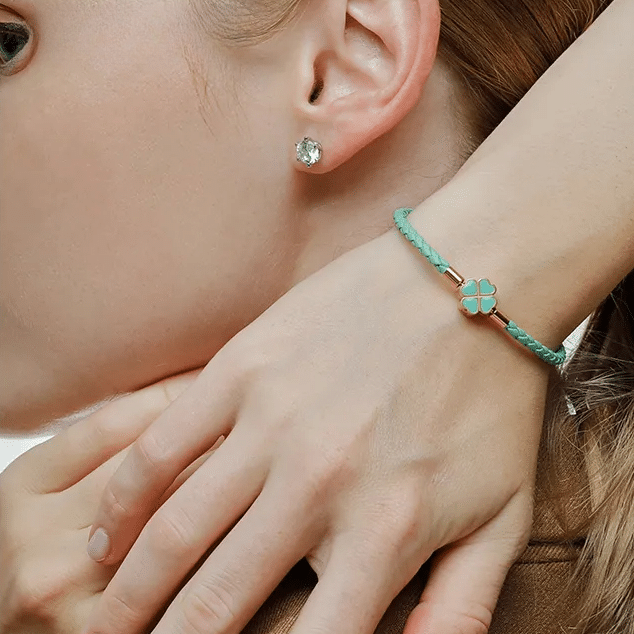 Bracelet Porte Bonheur Tressé en Cuir avec Trèfle à Quatre Feuilles