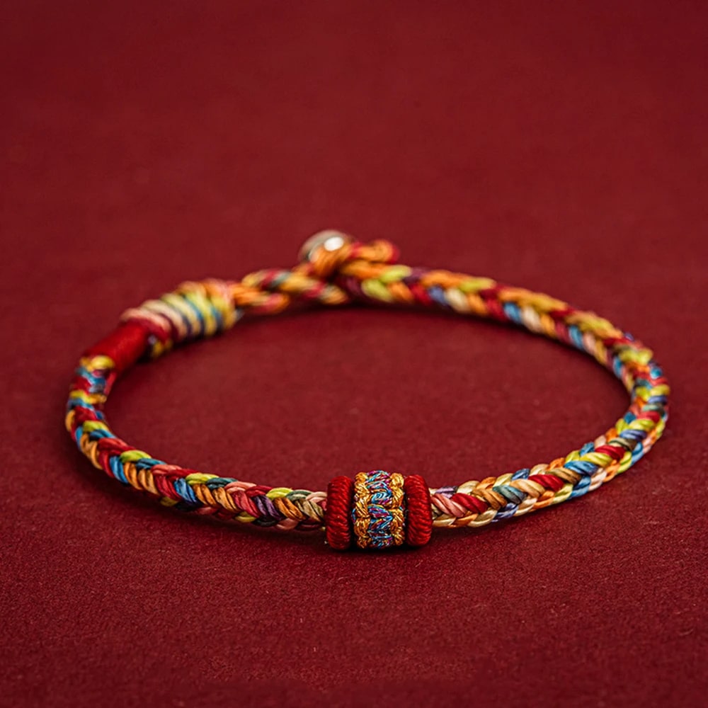Bracelet Tibétain en Corde et Coton sur fond rouge