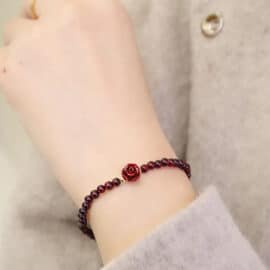 Bracelet Tibétain Fin en Perles de Grenat avec Fleur