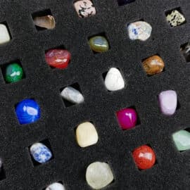 Coffret Pierre Naturelle de Quarante-Deux Pièces