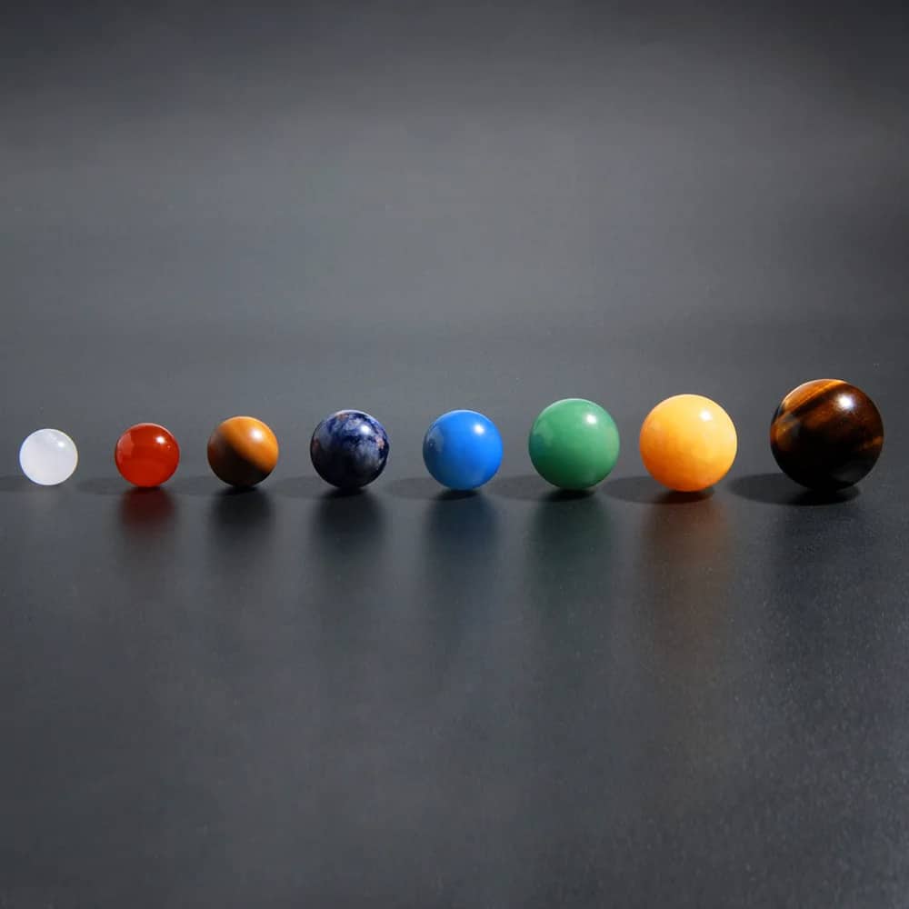 Coffret Pierre Naturelle Représentant le Système Solaire sur fond gris