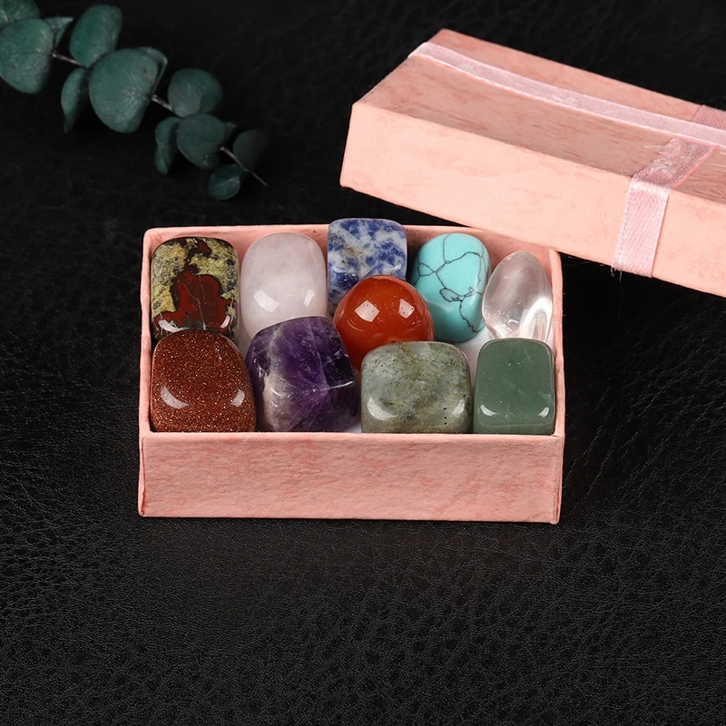 Coffret Pierre Naturelle Rose de Dix Pièces sur fond noir