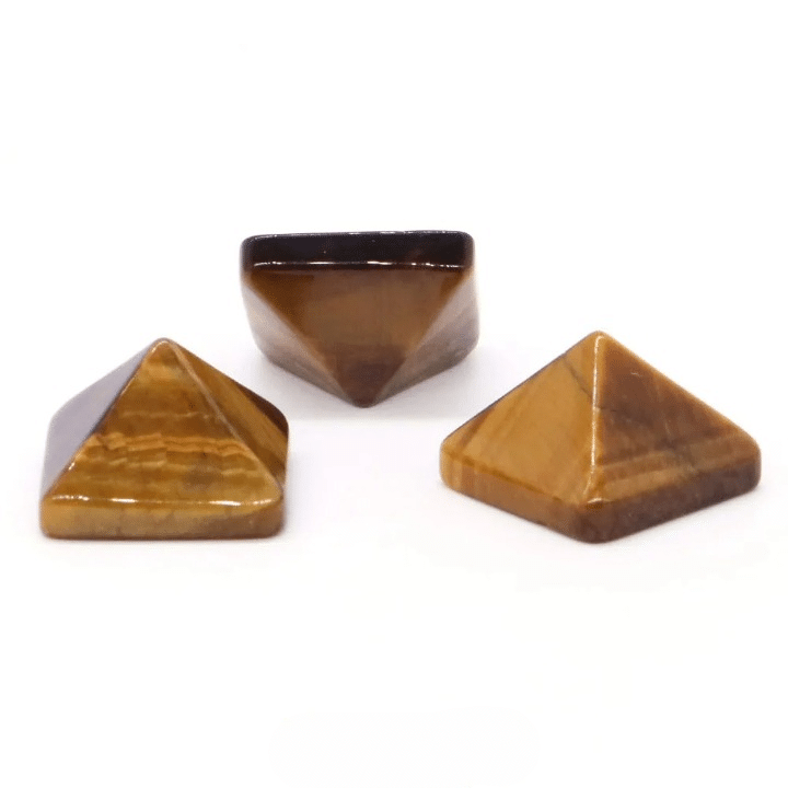 Coffret Pierre Naturelle de Trois Pièces en Forme de Mini Pyramide sur fond blanc