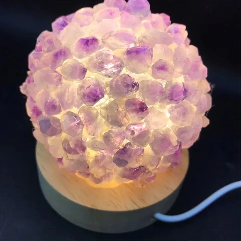 Lampe d'Ambiance en Forme de Boule Recouverte d'Améthyste sur fond noir