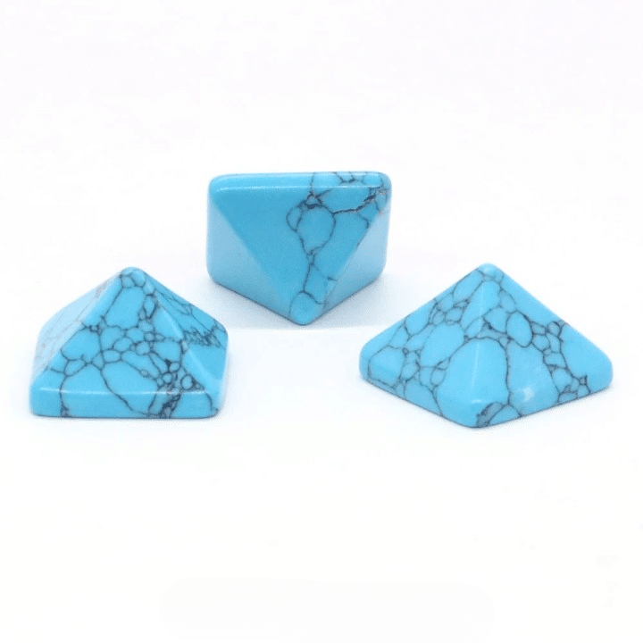 Lot de 3 Pierres Naturelles en Forme de Pyramide sur fond blanc