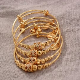 Lot de Quatre Bracelets Porte Bonheur de Style Ethnique en Cuivre sur fond gris