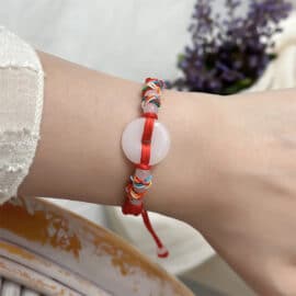Bracelet Tibétain Tressé à la Main avec Ornement Blanc