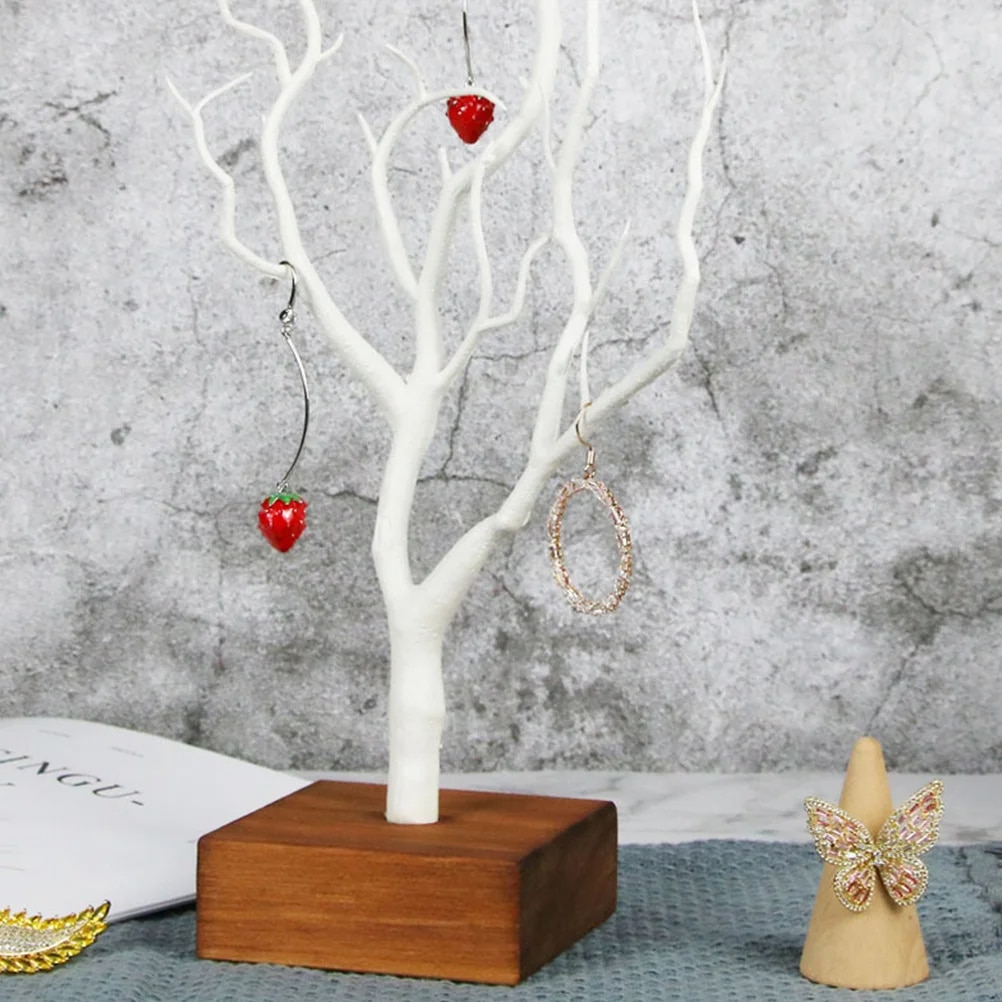 Arbre à Bijoux Blanc en Bois avec Socle sur un bureau avec des objets sur fond gris
