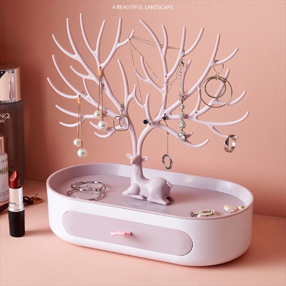 Arbre à Bijoux au Design de Cerf avec Tiroir sur fond rose avec des objets