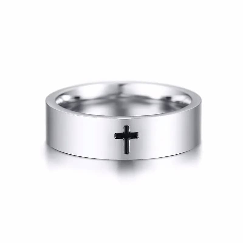 Bague Chrétienne avec Croix Noire en Acier inoxydable sur fond blanc