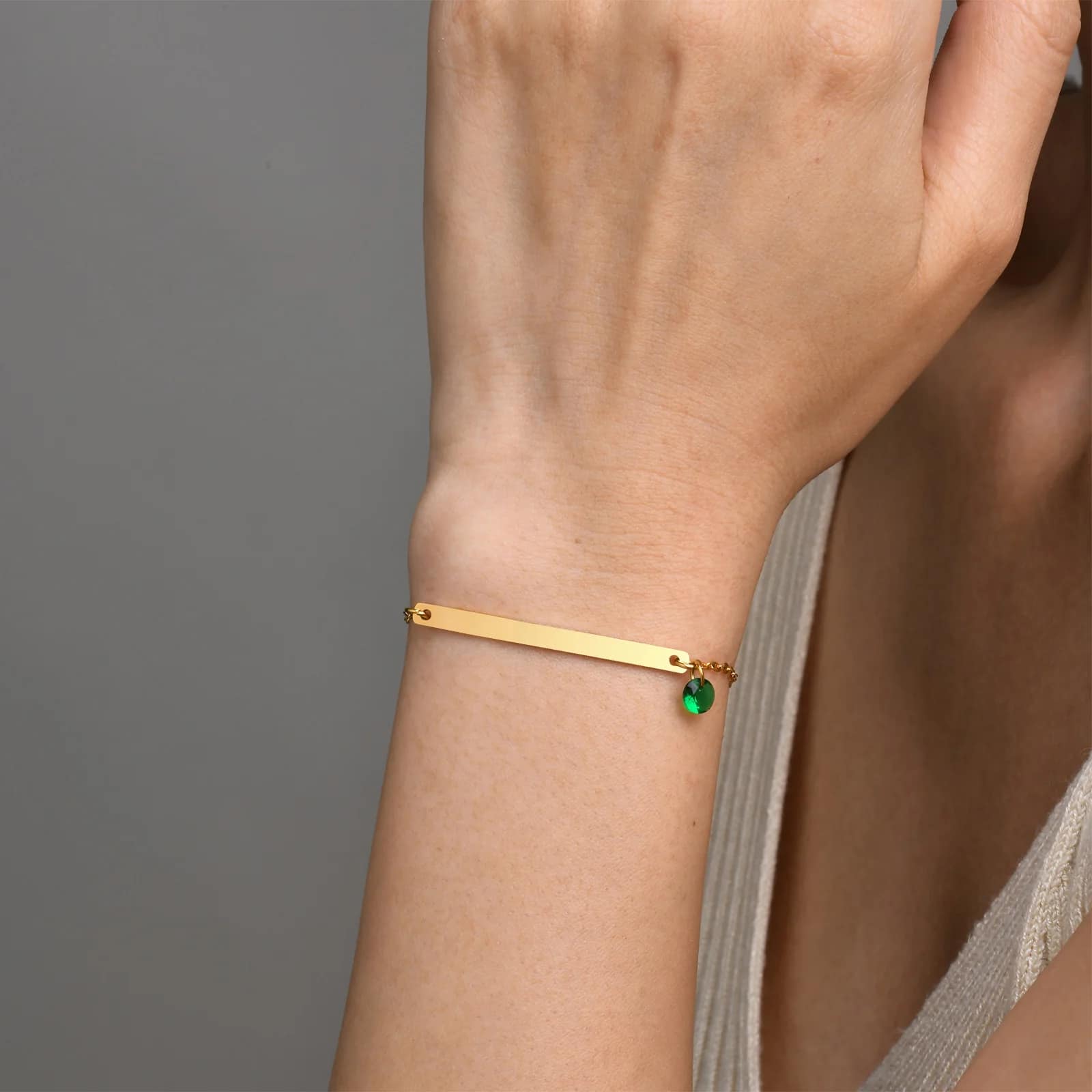 Bracelet Pierre de Naissance en Acier Inoxydable avec Pierre Naturelle sur le poignet d'une femme