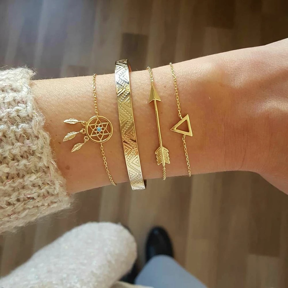 Ensemble de 4 Bracelets Attrape Rêve de Style Vintage sur le poignet d'une femme