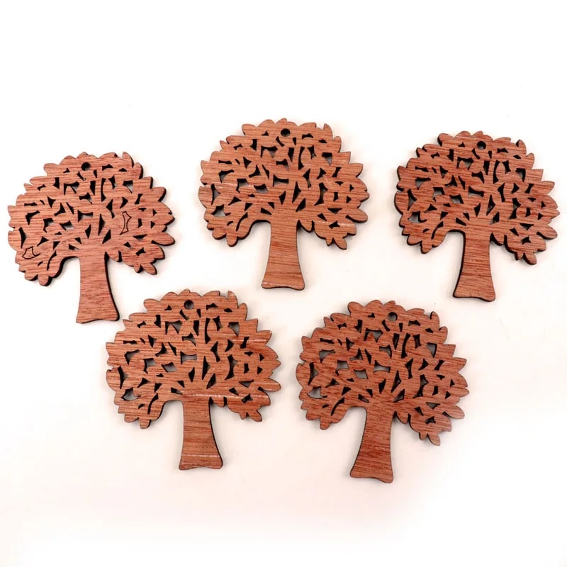 Lot de Cinq Arbres de Vie en Bois Faits à la Main sur fond blanc
