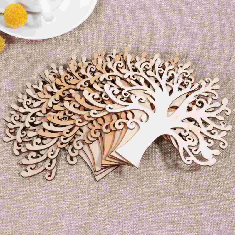 Lot de Dix Arbres de Vie en Bois posés sur une table grise avec une assiette blanche