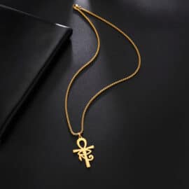Œil d'Horus Dorée en Pendentif avec Chaine sur fond noir