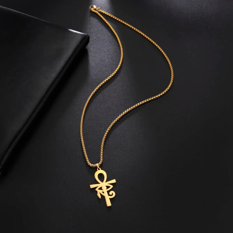 Œil d'Horus Dorée en Pendentif avec Chaine sur fond noir