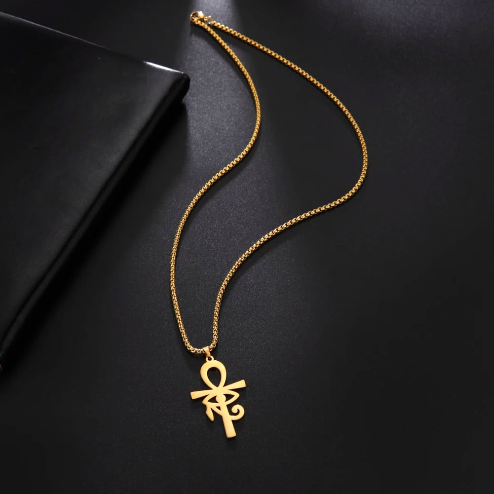 Œil d'Horus Dorée en Pendentif avec Chaine sur fond noir