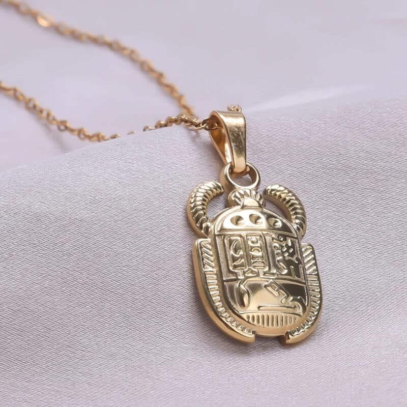 Pendentif Egyptien en Forme de Scarabée en Acier Inoxydable sur fond gris