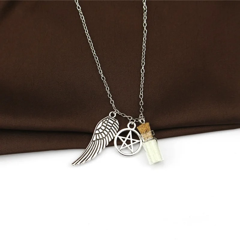 Pentacle Pendentif avec Chaine en Métal sur fond blanc et marron