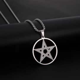 Pentagramme de Style Amulette avec Collier en Acier Inoxydable sur fond noir