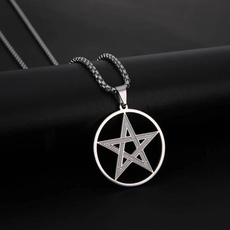 Pentagramme de Style Amulette avec Collier en Acier Inoxydable sur fond noir