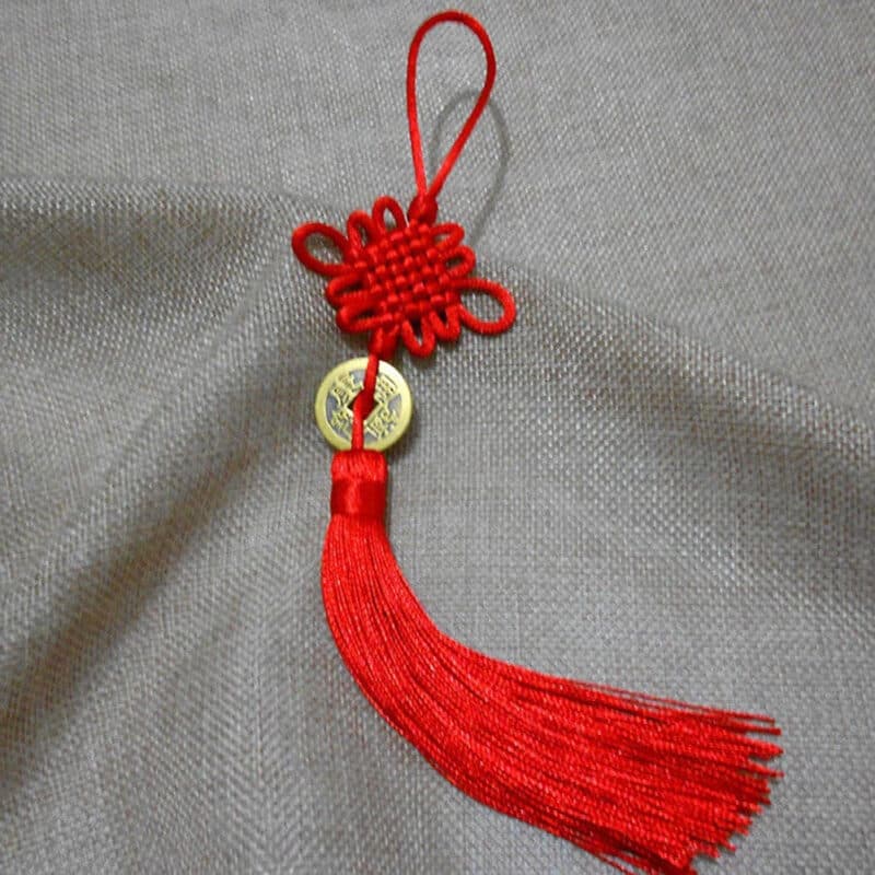 Porte Bonheur Chinois Rouge et Traditionnel avec Pompon sur fond gris
