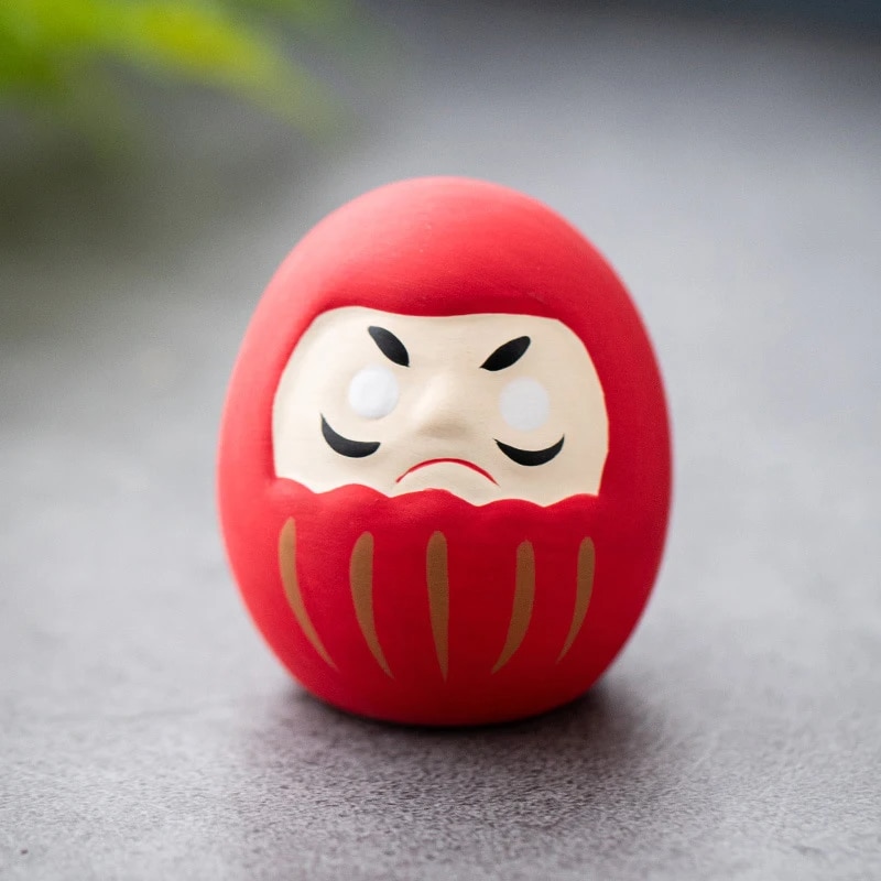Porte Bonheur Japonais Daruma en Céramique sur fond gris