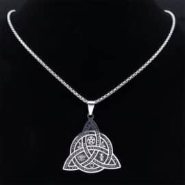 Triquetra avec Collier en Acier Inoxydable sur fond noir
