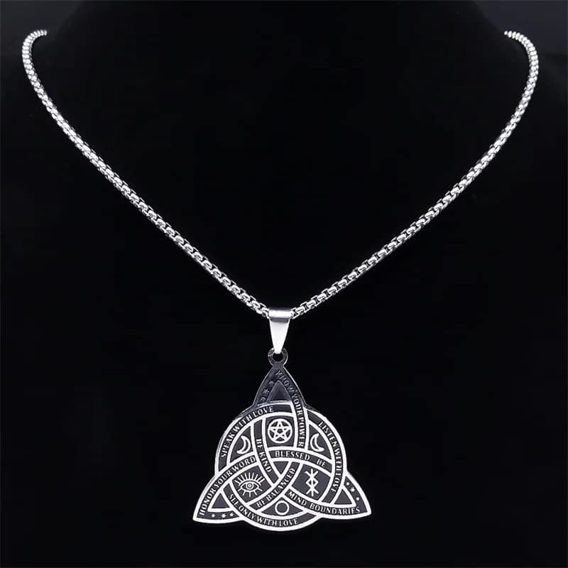 Triquetra avec Collier en Acier Inoxydable sur fond noir