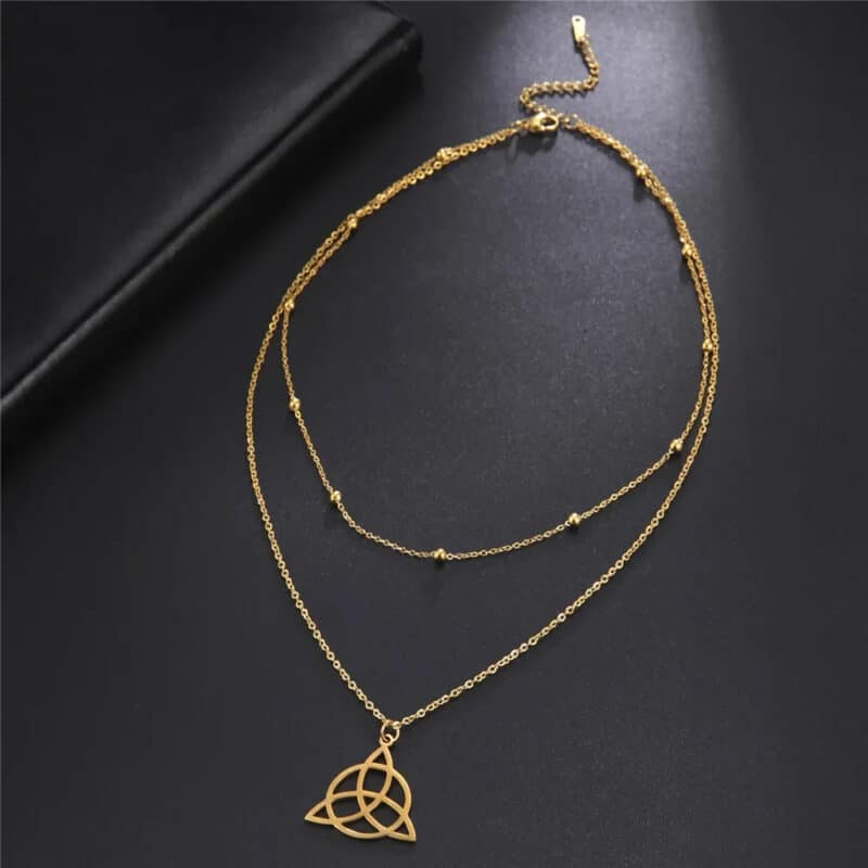 Triquetra Doré avec Collier en Acier Inoxydable sur fond gris