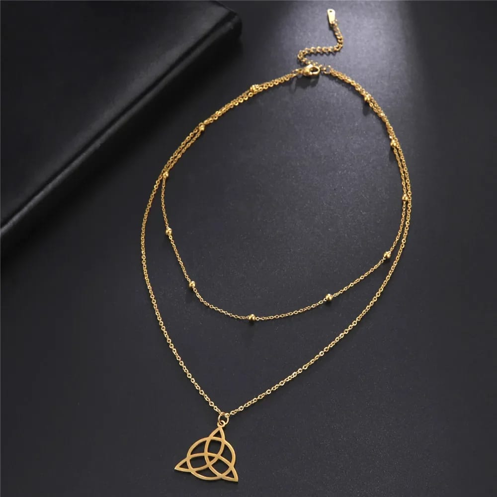 Triquetra Doré avec Collier en Acier Inoxydable sur fond gris