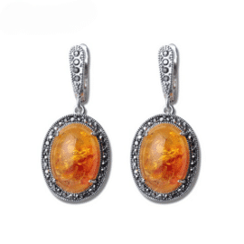 Boucles d'Oreilles Effet Ambre de Style Rétro sur fond blanc