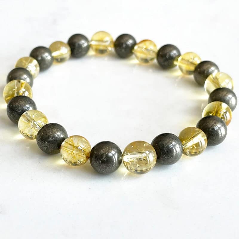 Bracelet Citrine avec Perles de Pyrite sur fond blanc