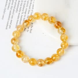 Bracelet Citrine avec Perles Rondes sur fond blanc