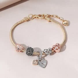Bracelet de Vie en Métal avec Cœurs sur fond beige