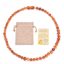 Collier Ambre pour Bébé Fait à la Main sur fond blanc