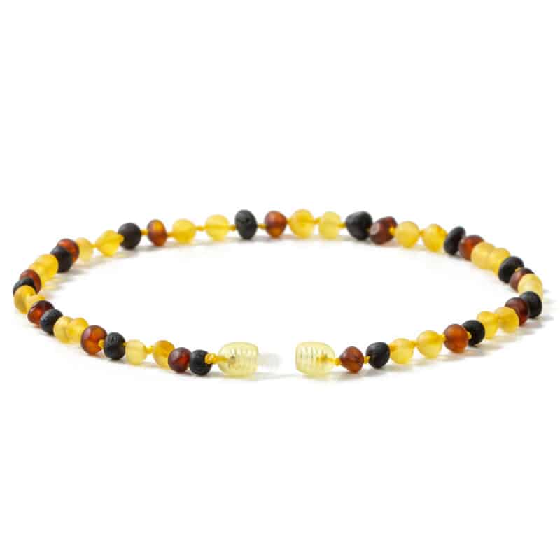Collier Ambre Multicolore pour Bébé avec Corde sur fond blanc