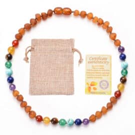 Collier Ambre avec Perles des Sept Chakras sur fond blanc