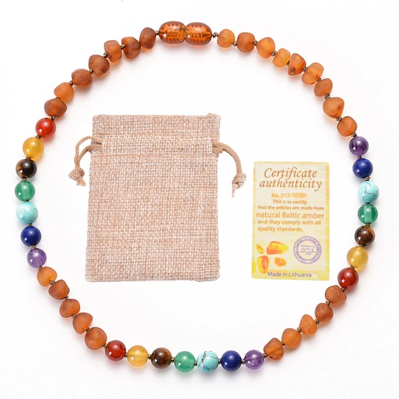 Collier Ambre avec Perles des Sept Chakras sur fond blanc