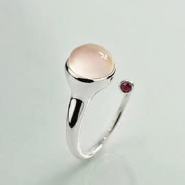 Bague Quartz Rose en Argent avec Zircon sur fond gris