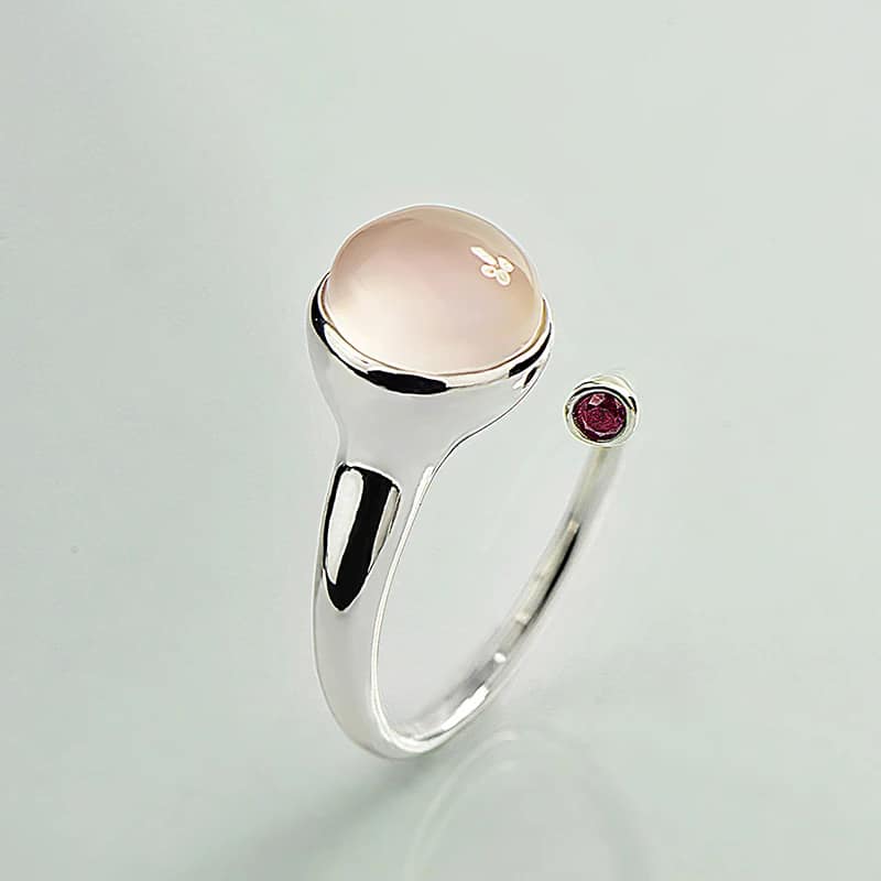 Bague Quartz Rose en Argent avec Zircon sur fond gris